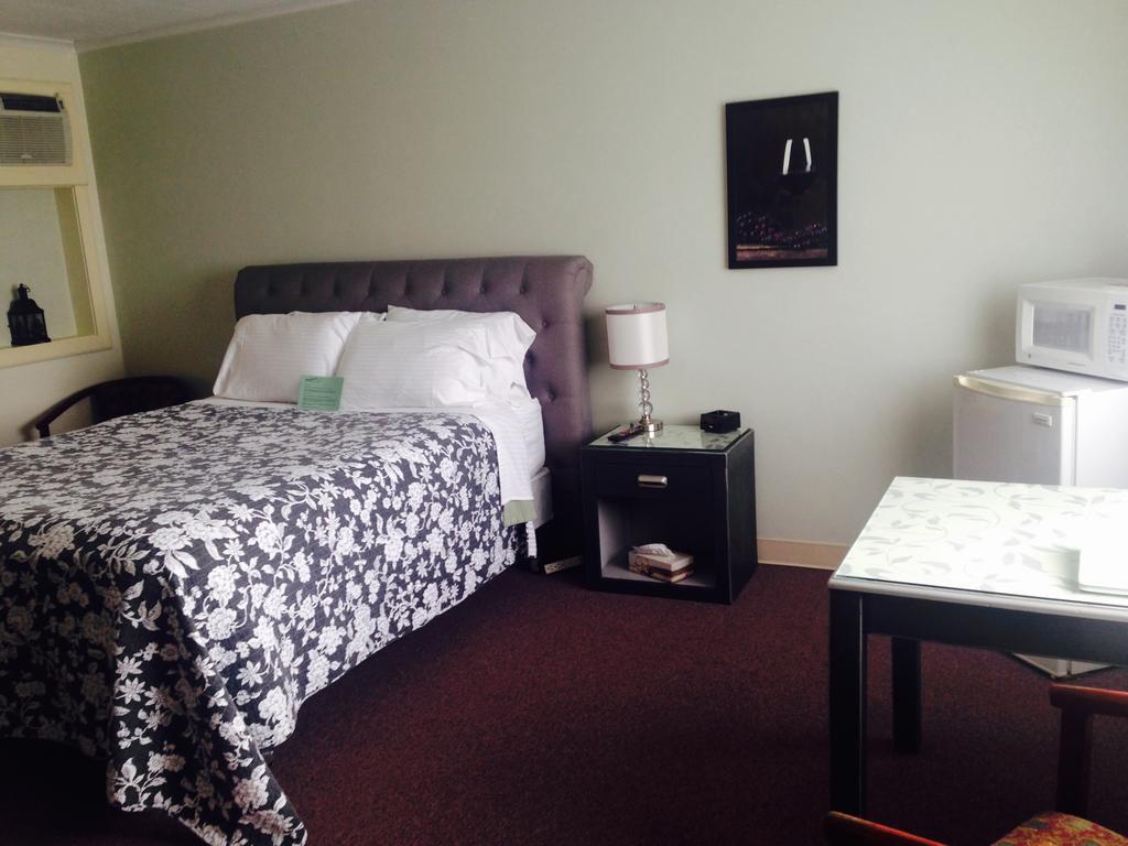Skaneateles Inn On 20 オーバーン エクステリア 写真